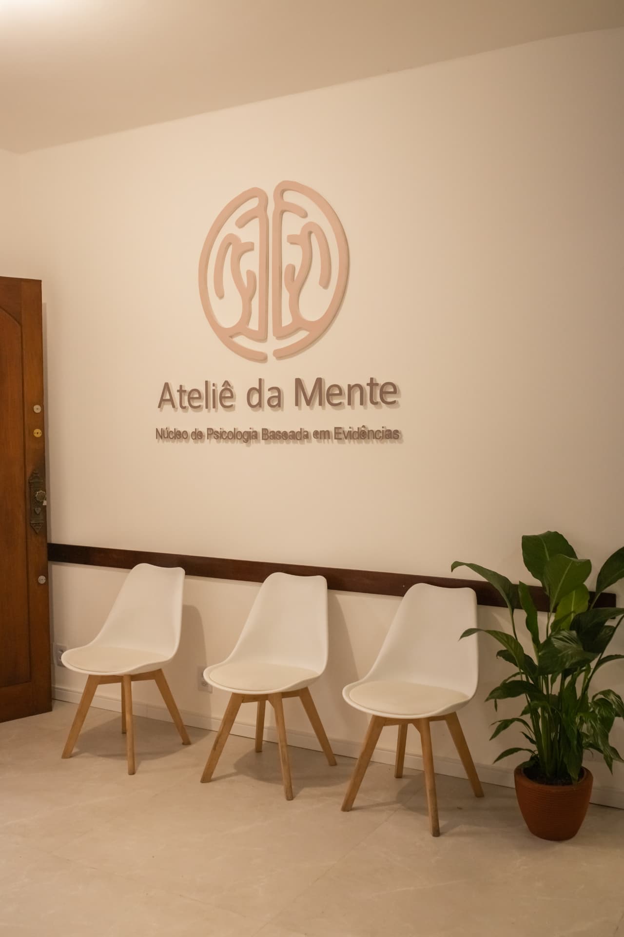Ambiente acolhedor de uma clínica de psicologia